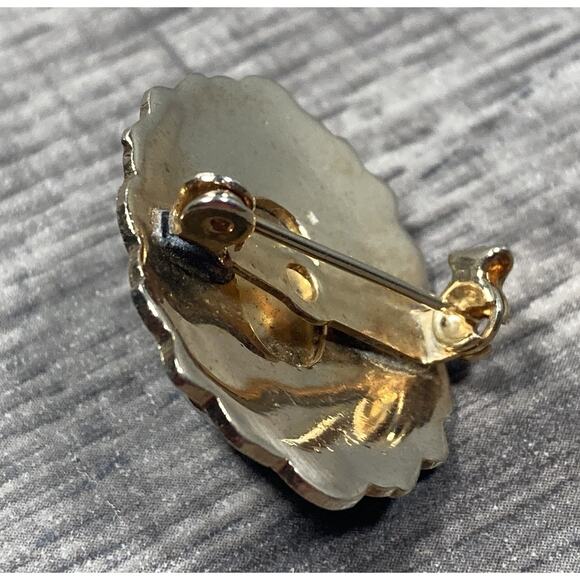 Vintage Faux Turquoise Stone Pin Brooch Gold Tone Scalloped White Enamel - Picture 8 of 9